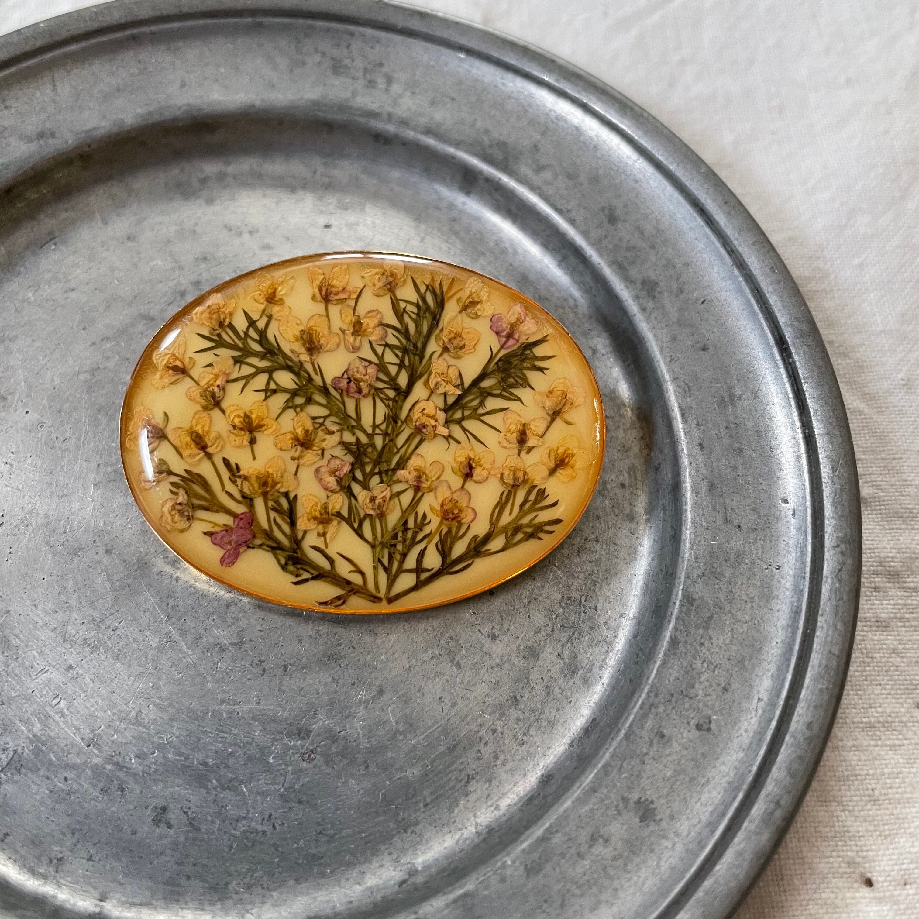 押し花のようなブローチ