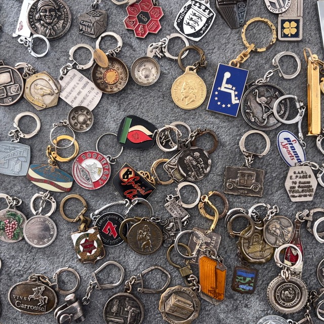 やや訳あり 51個  フレンチ キーホルダー メタル アルミ製など フランス 雑貨 ヴィンテージ  2512031