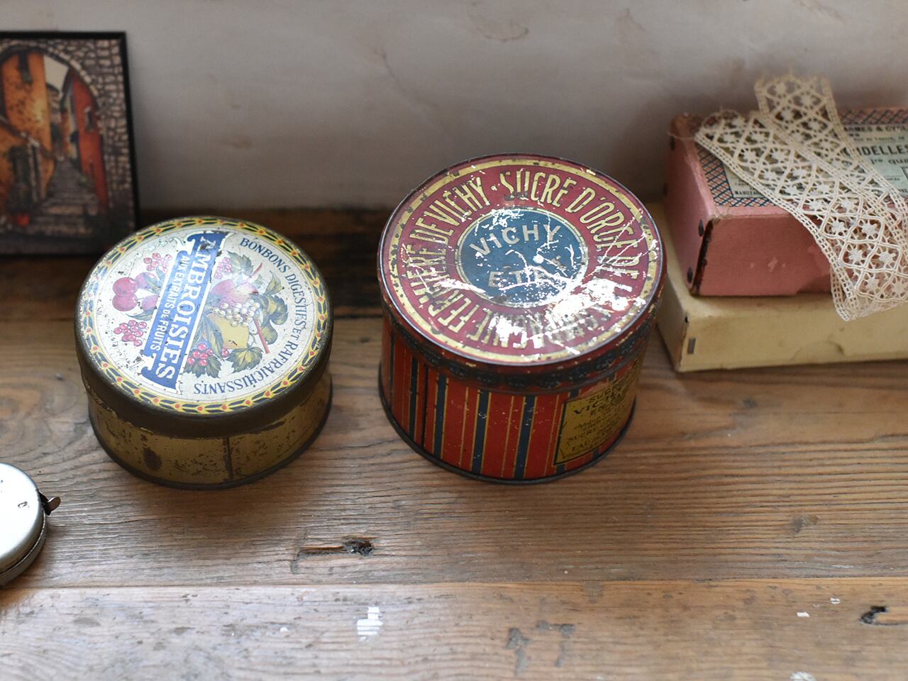 可愛い文字が入った丸いVichy-Etatティン缶 フレンチアンティーク