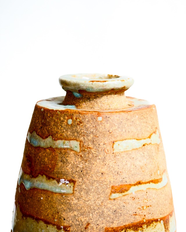 Cylindrical ceramic vase with lines
