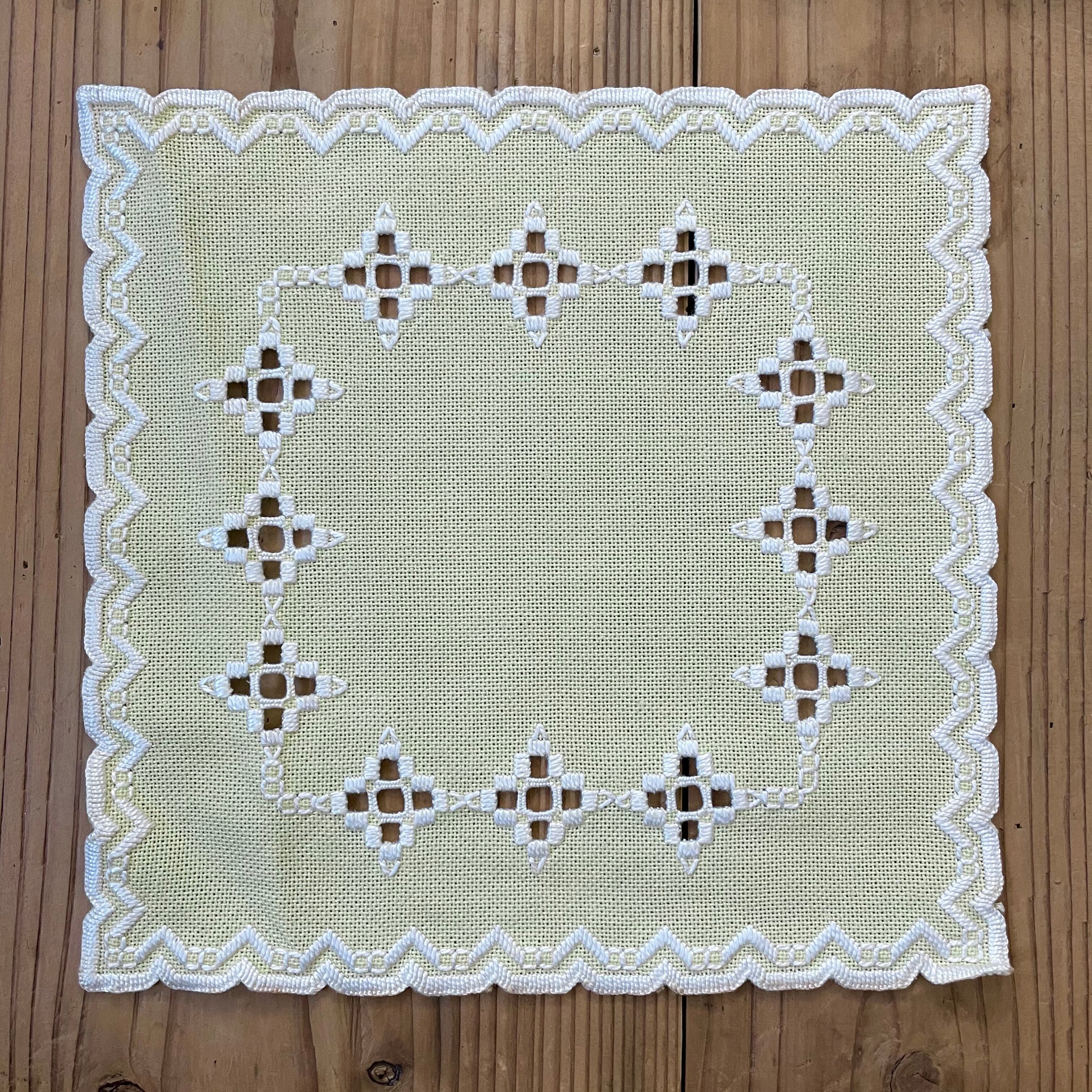 黄緑色の刺繍布