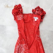 フラダンス 衣装 ワンピース ドレス レッド系 ムームーファクトリー ハワイ製 プルメリア柄 ハワイアンプリント T&L MUUMUU FACTORY アロハ フラ ダンス レッスン 練習 ホワイト系 赤 白 フリル 花柄 植物柄 フラワープリント 華やか 鮮やか かわいい おしゃれ 上品 フリル付き 美しい プルメリアデザイン 大人用ドレス フェスティバル用 パーティー