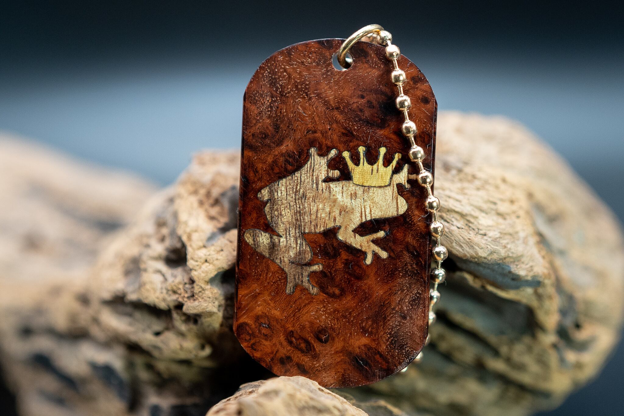 【朱色の銘木】 本花梨 ドッグタグ 象嵌 カエルの王様