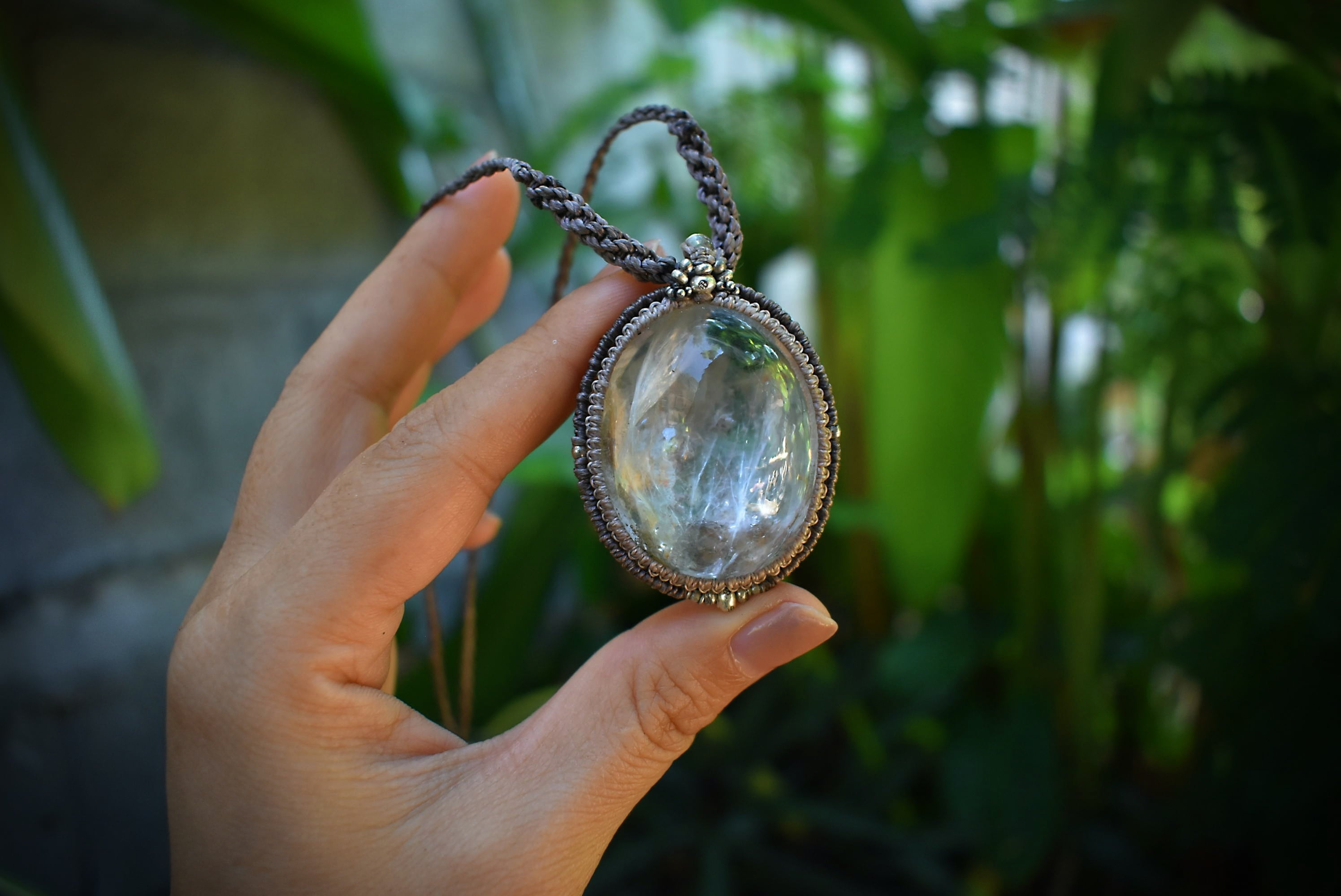 『夢綺』虹入りアイリスクォーツのマクラメペンダントネックレス 夢綺』虹入りアイリスクォーツのマクラメペンダントネックレス 【公式