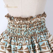 フラダンス 衣装 パウスカート ホワイト系 カヒコ柄 日本製 ハワイアン アロハ フラ ダンス レッスン 練習 シングル スカート フレアスカート ふんわり 華やか かわいい おしゃれ 上品 大人っぽい ブラック系 ブラウン系 ブルー系 白 黒 茶 水色 フリル 可愛い 軽やか トレーニング デザイン 柄物