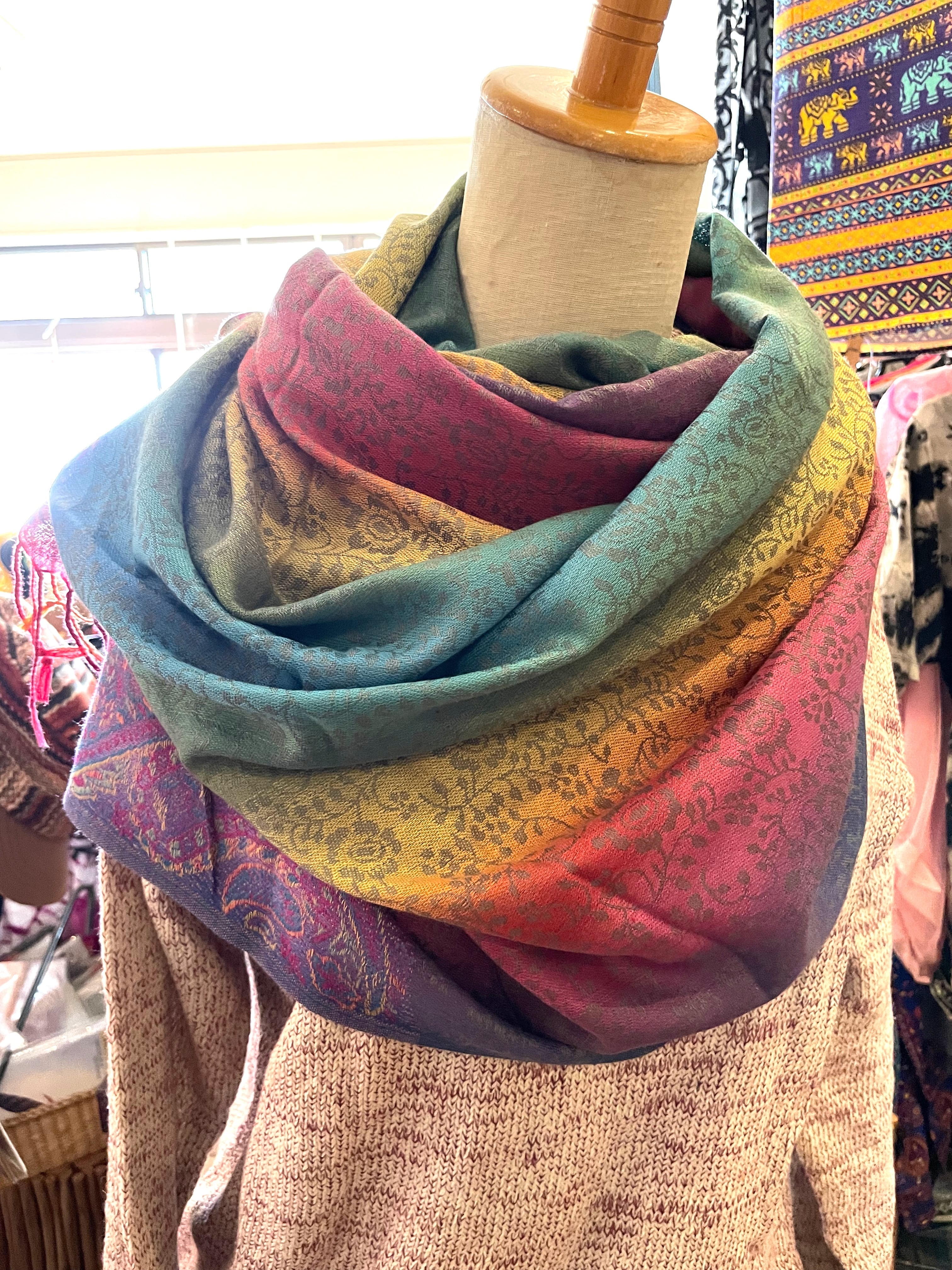 ストール 大判ストール 花柄 上品ストール シルバー レインボー 上品 リバーシブル リバーシブルストール 光沢 春 夏 秋 冬 柔らかい マフラー アジアンストール 柄 パーティーストール エスニックファッション アフリカン エスニック アジアン * アジアン雑貨 No.16