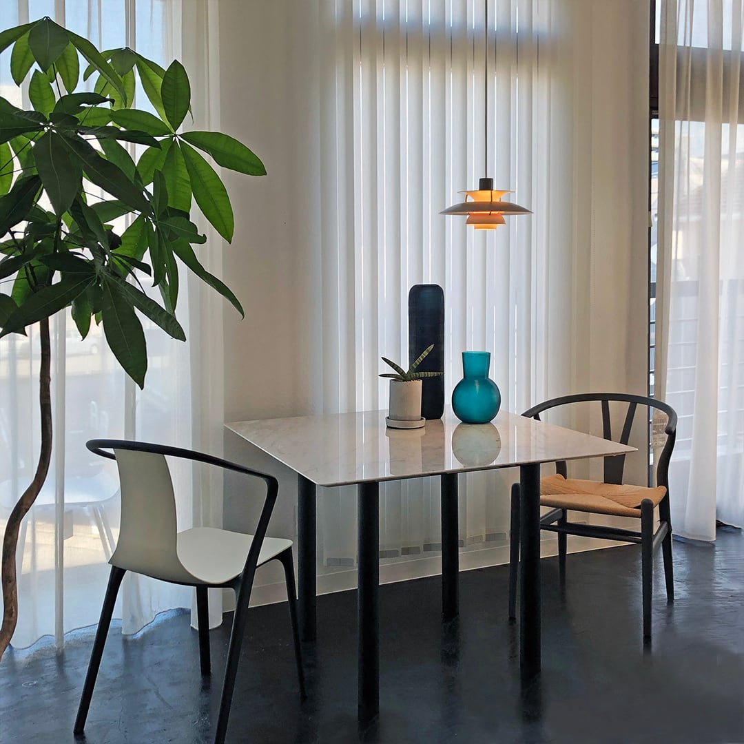 マニスティ ダイニングテーブル 4本脚（ビアンコカララ）900［リアル