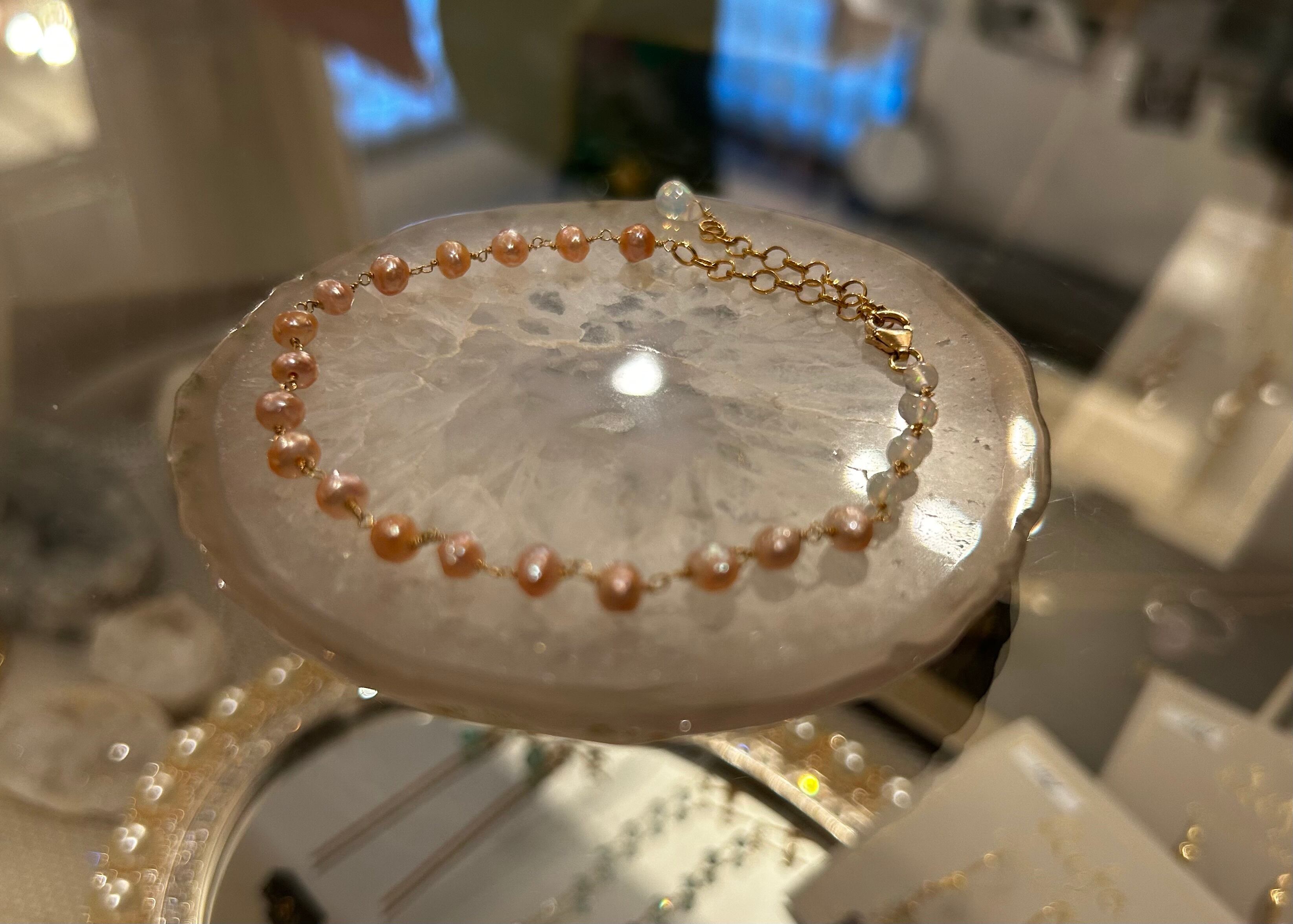 14kgf】カービング天然色ピンクパール＆オパールのブレスレット