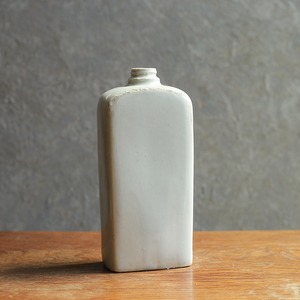 味わい深い、陶器のボトル