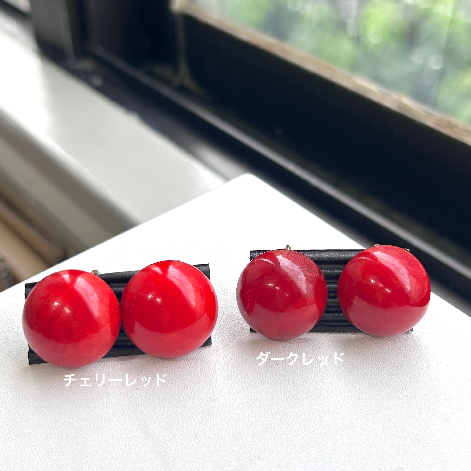 BAKELITE ダークレッドベークライトドームイヤリング | Milo Antiques