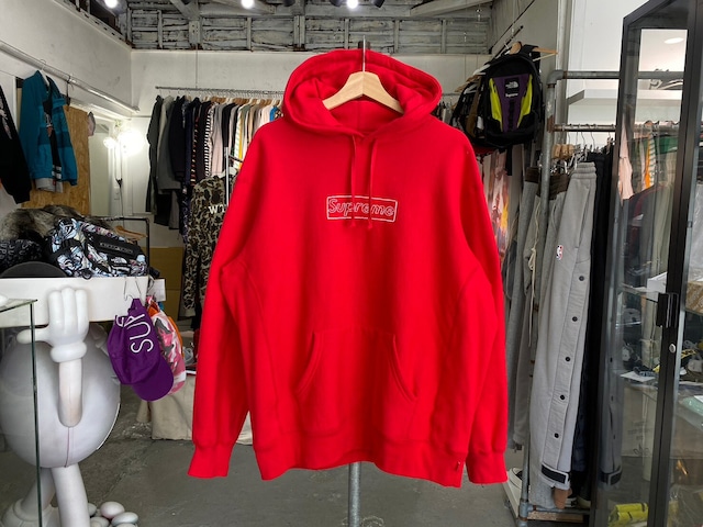 ONLINE限定 均一SALE‼ Supreme × KAWS CHALK LOGO HOODED SWEATSHIRT RED MEDIUM 74906