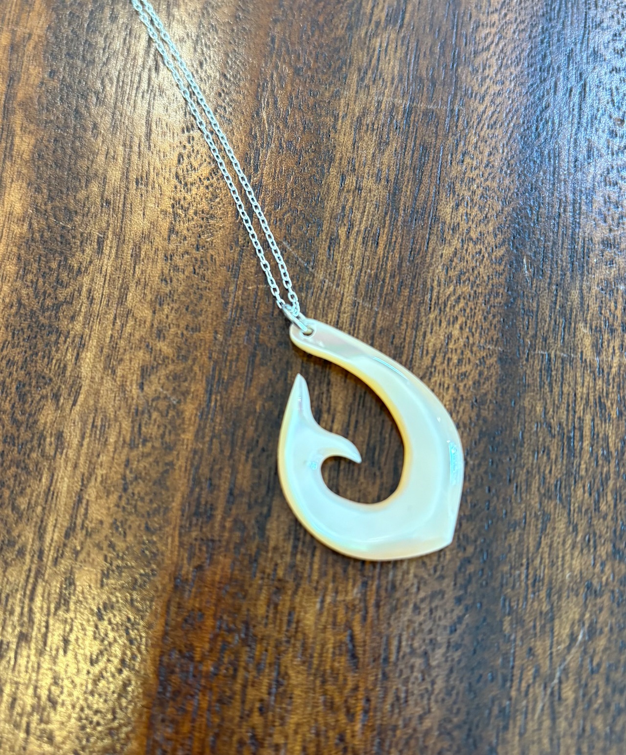 夜光貝フィッシュフック　シルバーチェーン