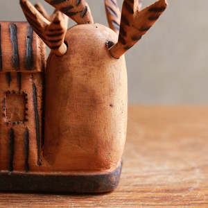 味わい深い、独特な木の下に建つ家