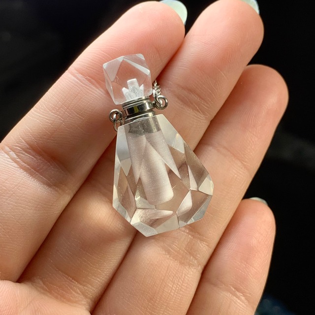 9.透明度高く綺麗な水晶・香水瓶