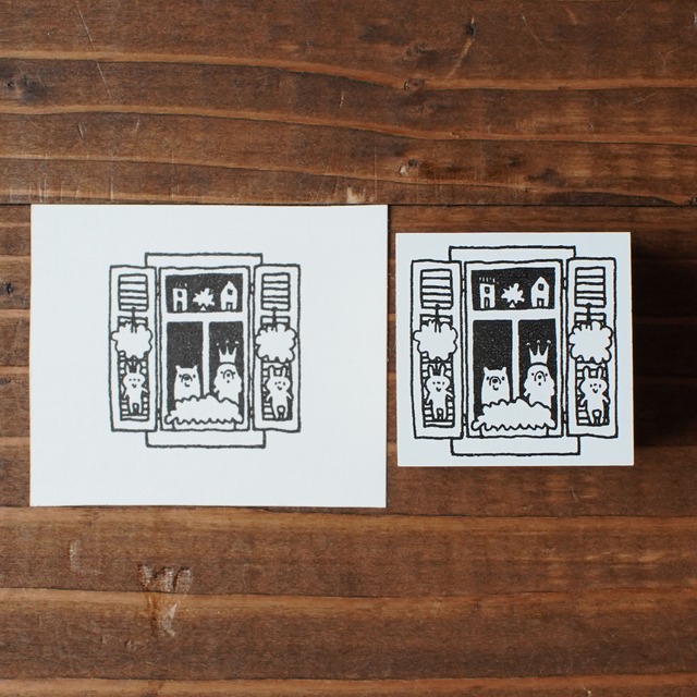 S-040　鎧戸のついた窓・フランス窓(犬とうさぎのぬいぐるみ）