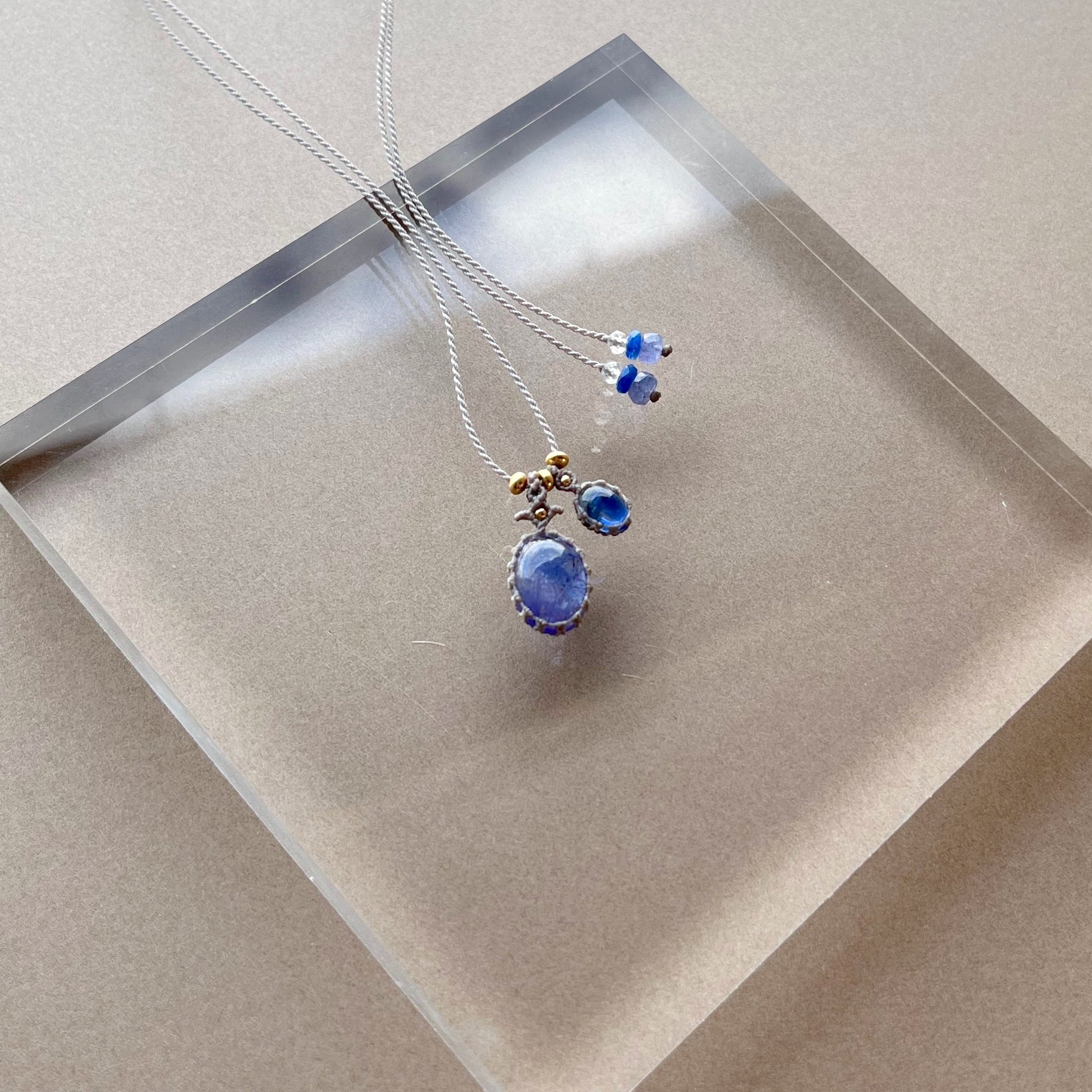 タンザナイトとカイヤナイトのマクラメ編み 天然石ネックレス | SHANTi