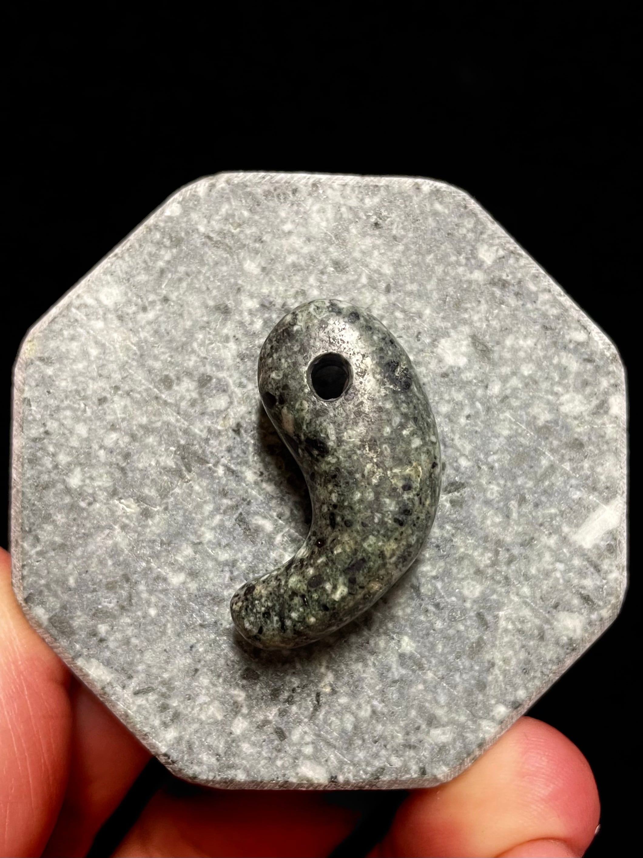 4) 秘中の秘！超霊石「幻の黒遠野」勾玉M(ハンドメイド) | レムリアの太陽