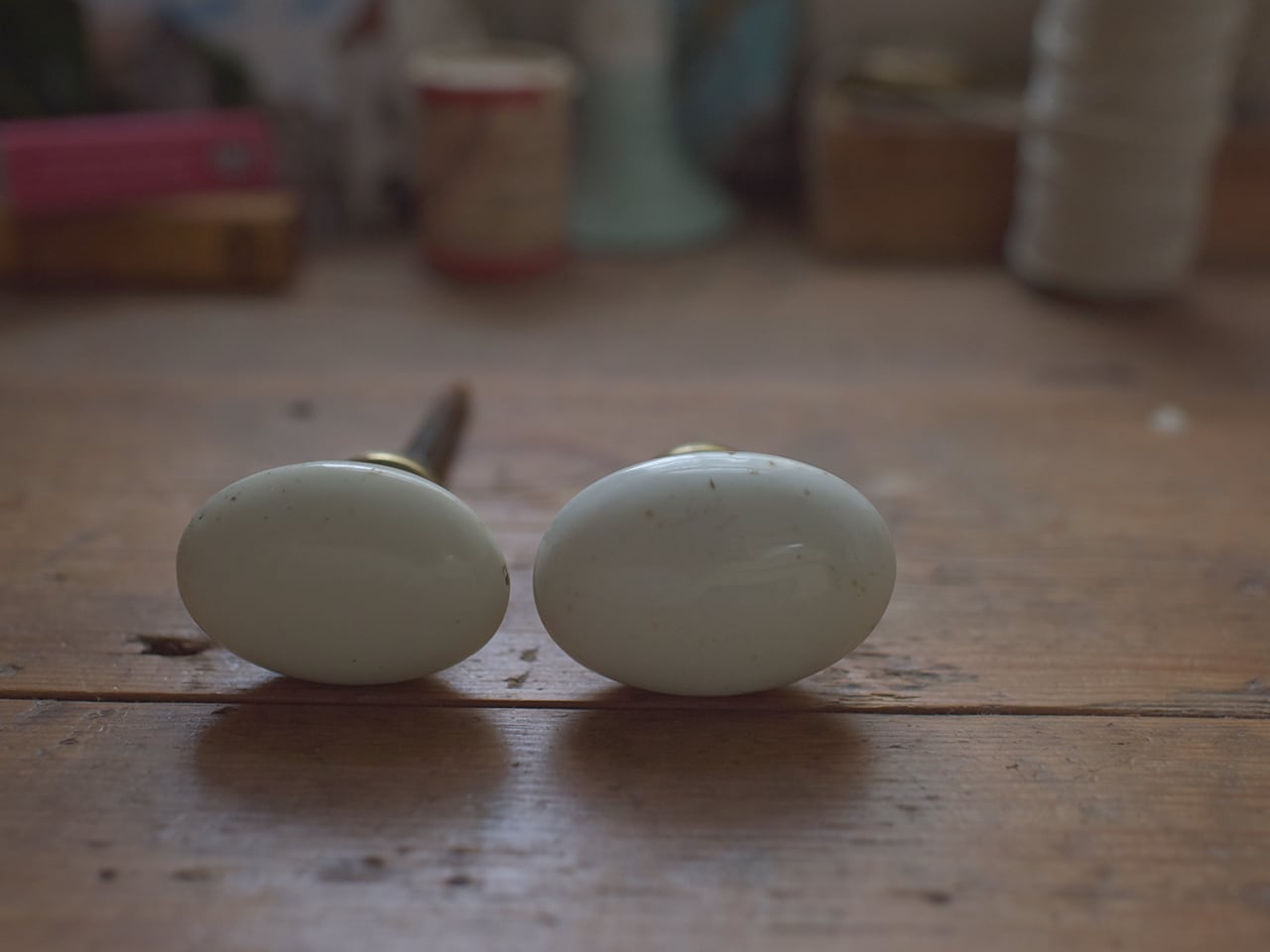 白の陶器製の楕円型ドアノブパーツ フレンチアンティーク