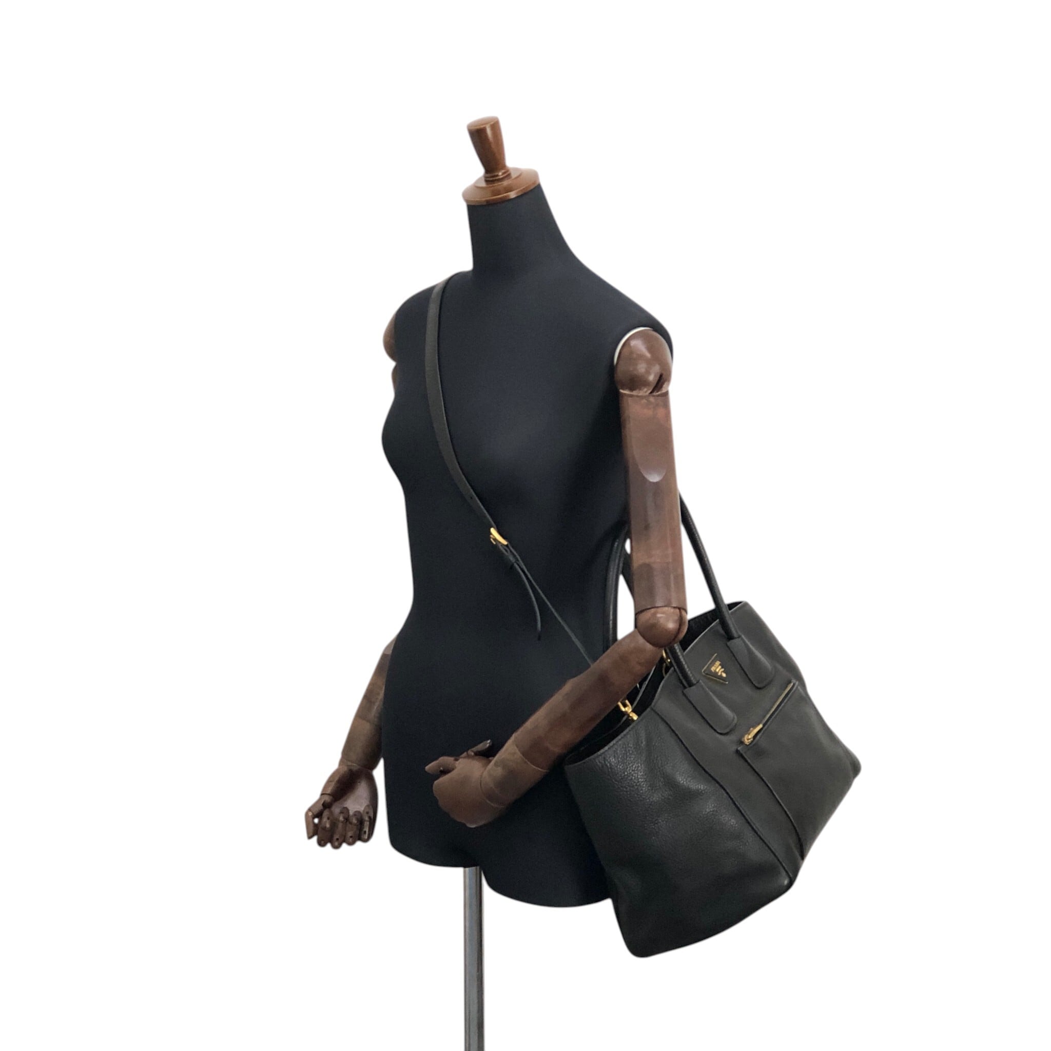 PRADA プラダ ショルダーバッグ ブラック トライアングルロゴ レザー