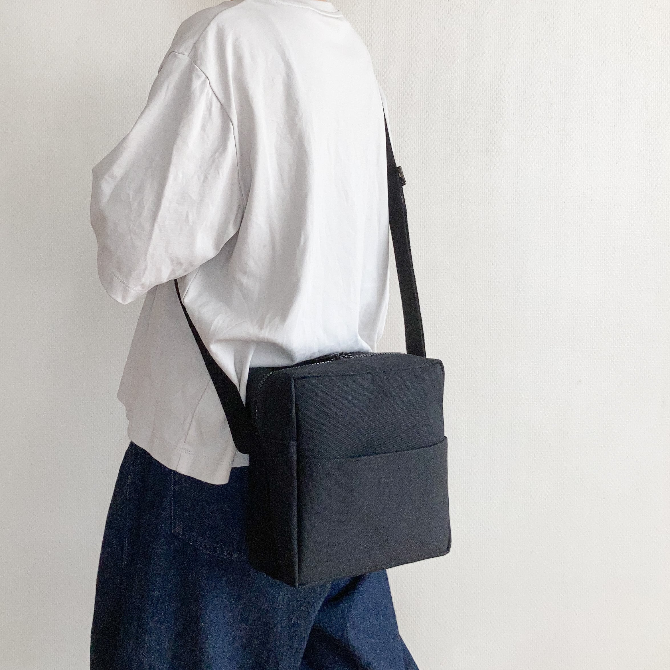 正方形ミニショルダー 黒 / 6号帆布 | aoya bags | シンプルで少し
