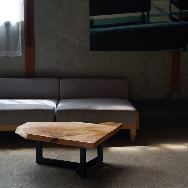 ランダムにカットした欅の一枚板　ローテーブル