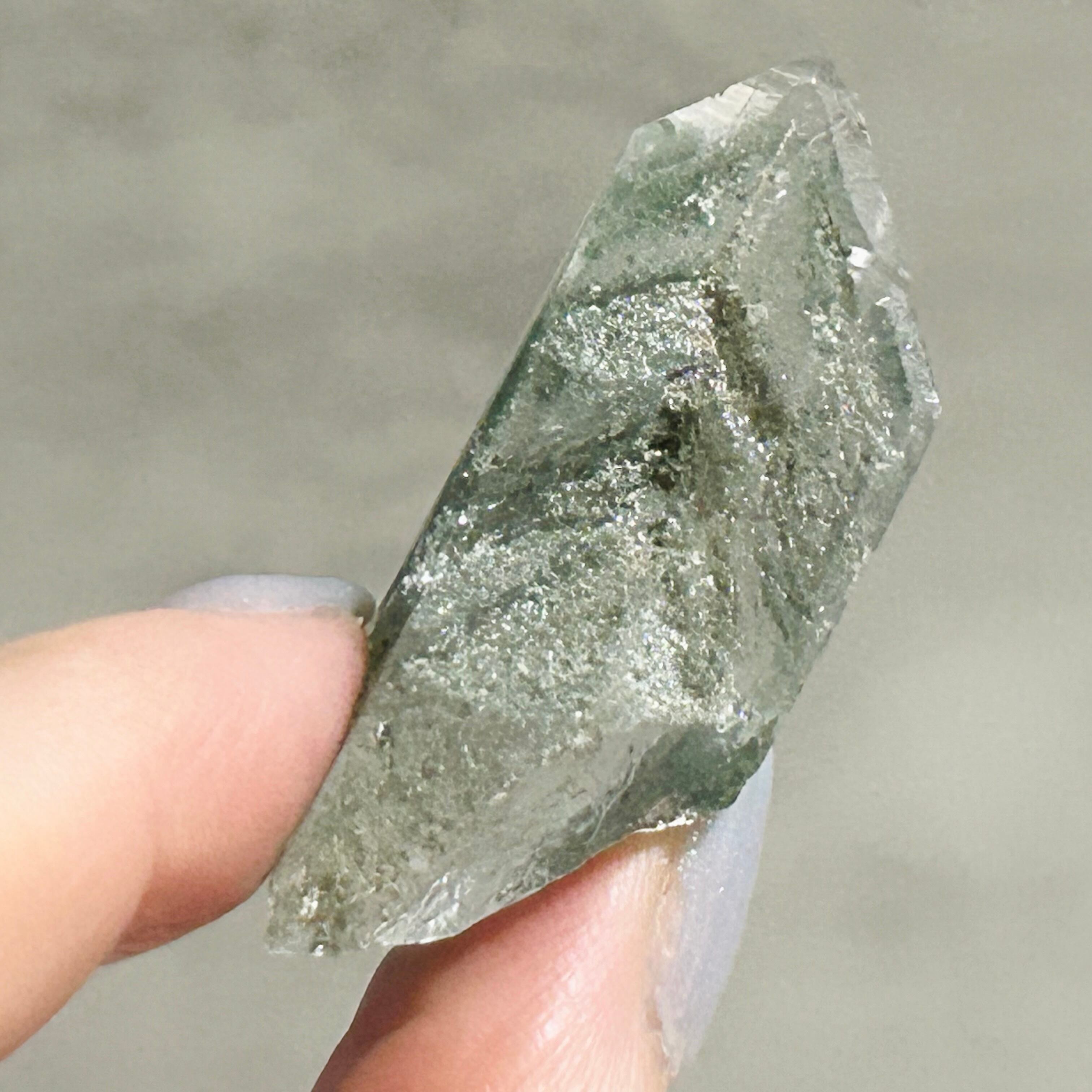 マニハール産水晶 クローライトインファントムクォーツ・グリーン