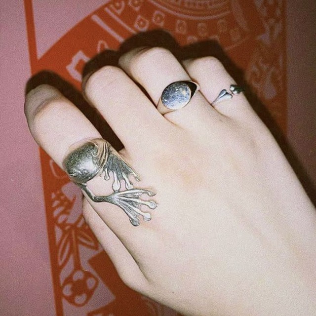 リング 魚人 カエル 蛙 手大きめ シルバーアクセサリー シルバーリング 指輪 アクセサリー 銀 蛙 フロッグ かえる 金運 安全 無事に帰る 願掛け ユニーク キュート ピンキー ピンキーリング ファンタジー メンズ レディース Aio Online Store リング 魚人 カエル 蛙 手大きめ シルバーアクセサリー シルバーリング 指輪 アクセサリー 銀 蛙 フロッグ かえる 金運 安全 無事に帰る 願掛け ユニーク キュート ピンキー ピンキーリング ファンタジー メンズ レディース Aio Online Store