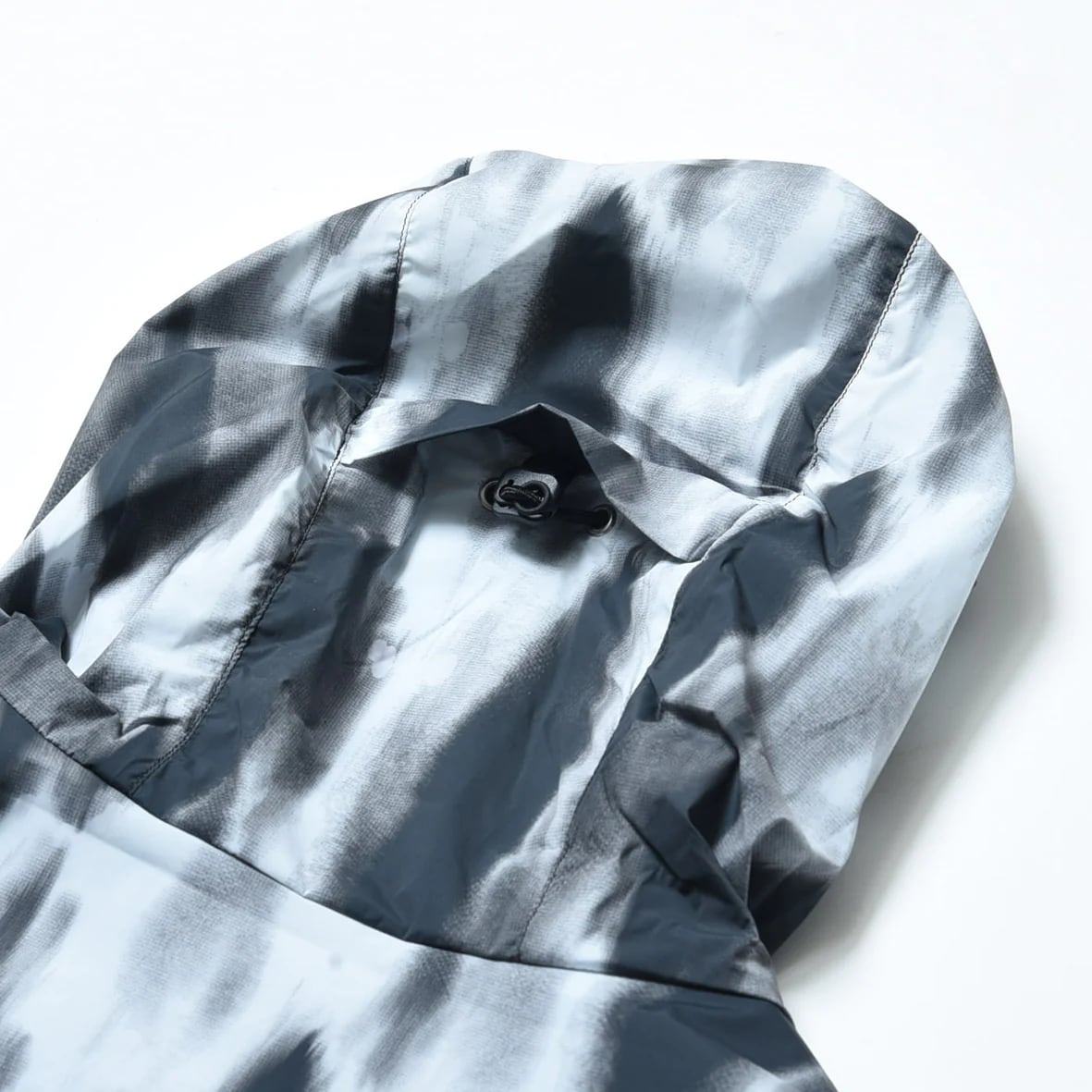 charbon / GRAPHIC NYLON PACKABLE HOODIE（BLACK） | 道がまっすぐ