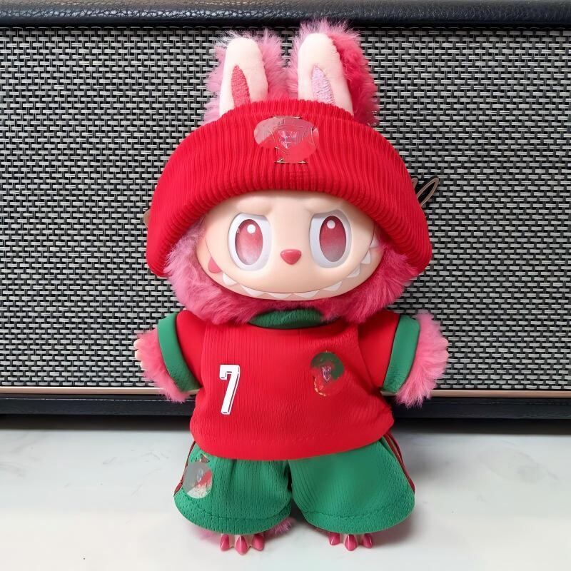 番号250｜SKULLPANDA 用着せ替え服｜Labubu対応 Labubu 1-3世代対応 サッカースポーツ トップス＋パンツ＋ニット帽