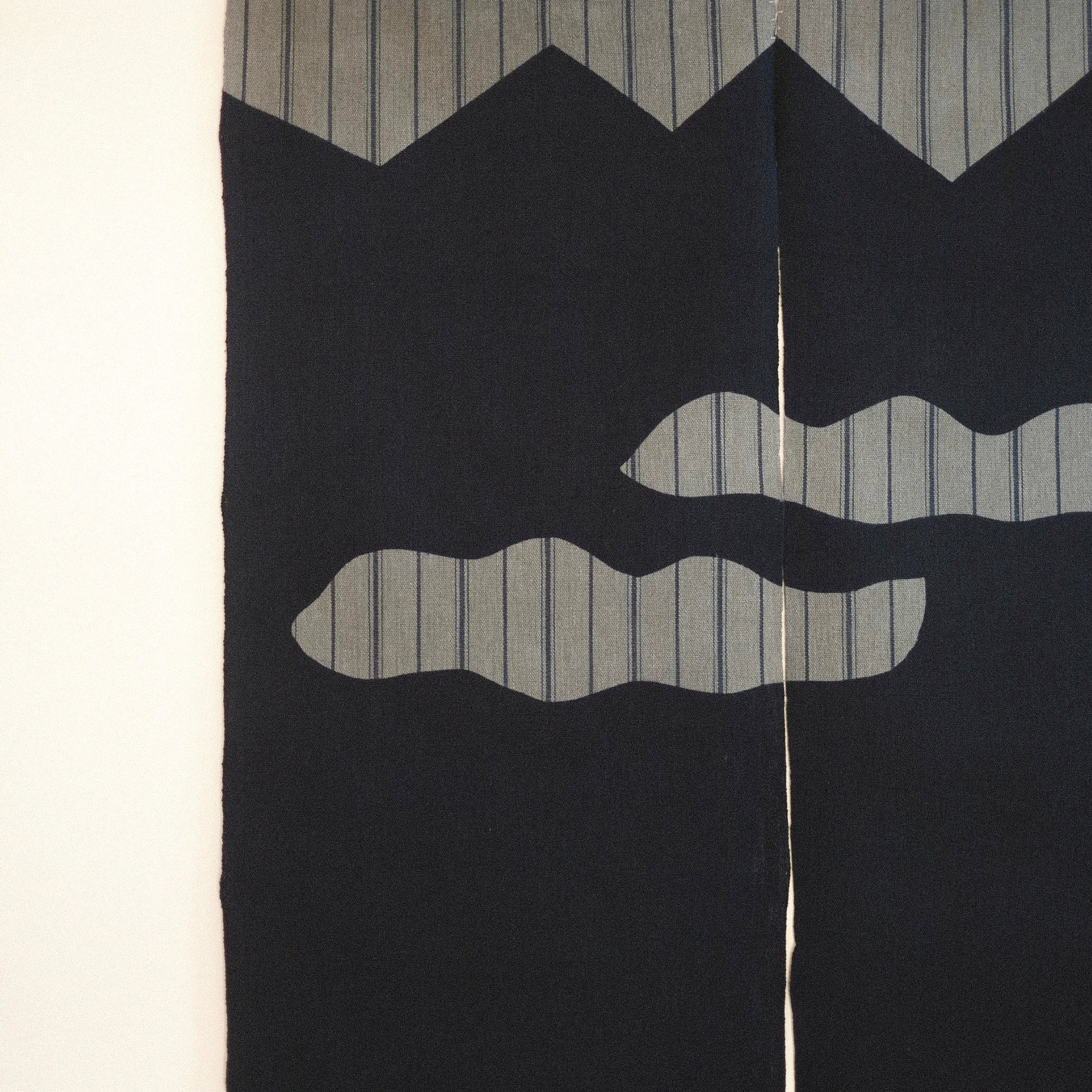 山内武志 型染め暖簾 縞布 ジグザグ山 紺×グレー | 木ままや