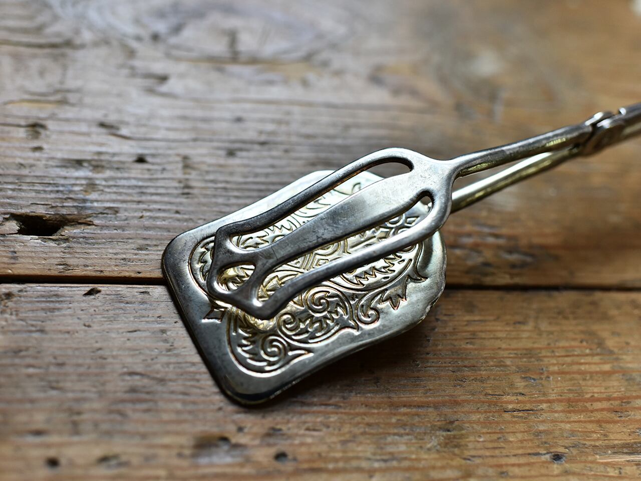 装飾が素敵なサーバートング(C) フレンチブロカント