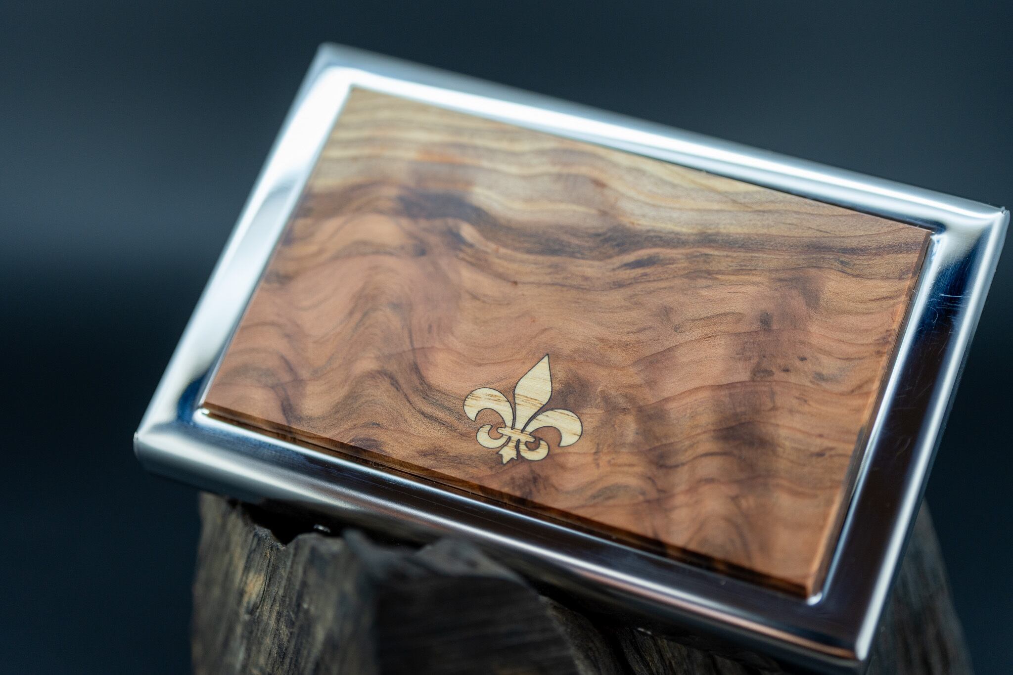 ※【日本が誇る銘木】 杉 油杢 ツートン カードケース silver フルールドリス 象嵌