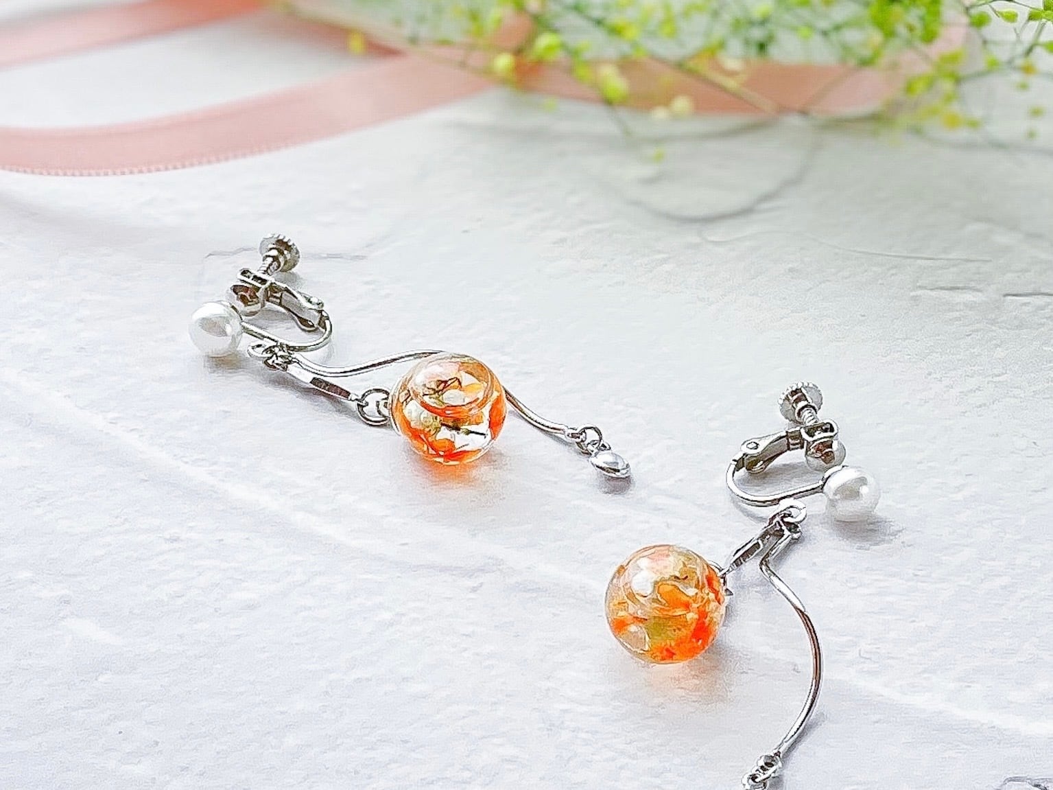 CREA掲載商品】 花びらとホワイトフラワーのガラスドーム ピアス