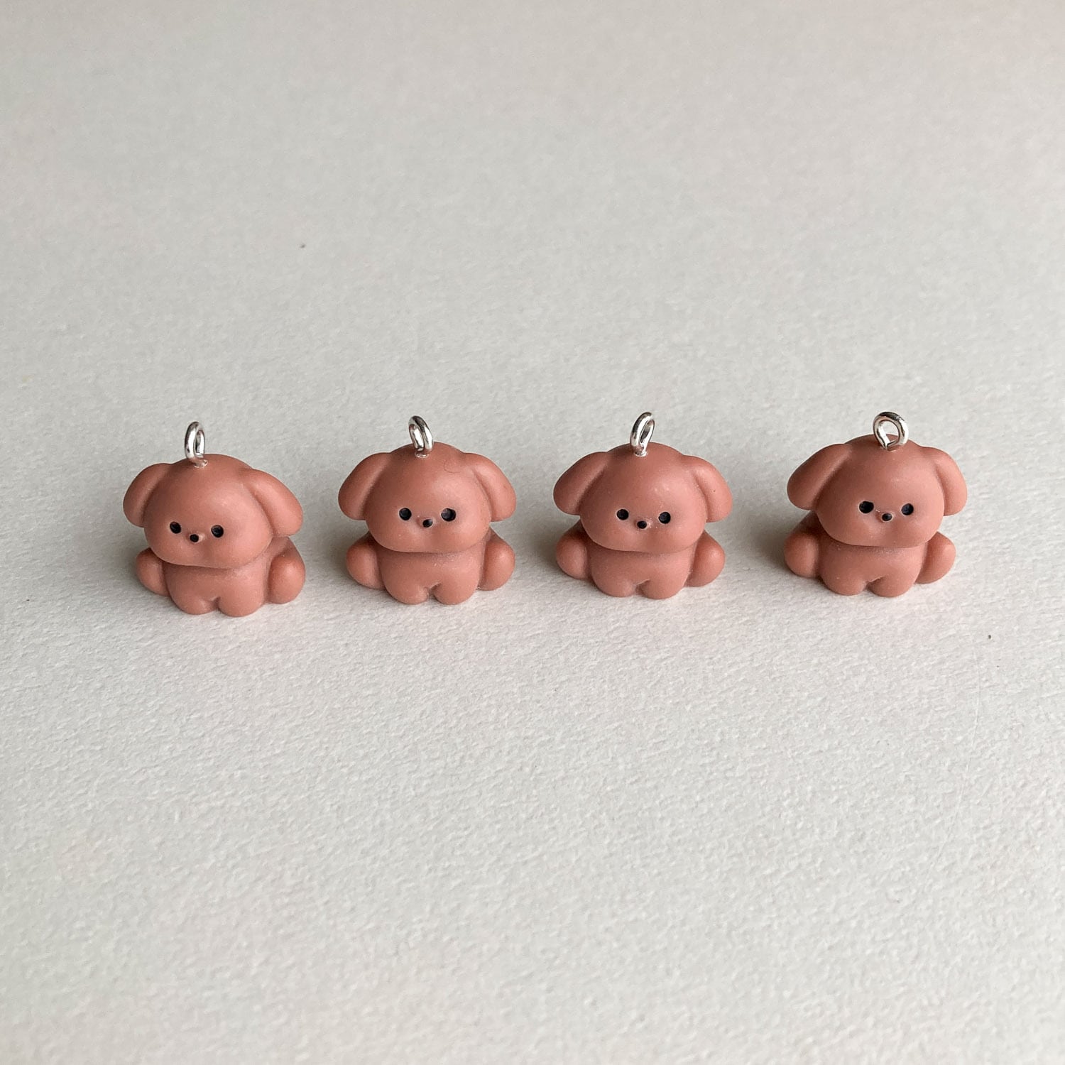 再入荷〉犬猫おすわり立体マットチャーム | Dua-アクセサリーパーツ