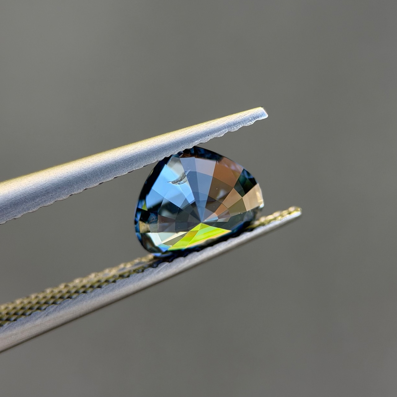 カラーチェンジジルコン 7.2x5.9mm, 1.52ct, ミャンマー産