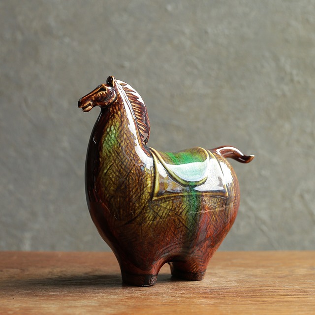 鮮やかな色味が目を引く、陶器の馬 1
