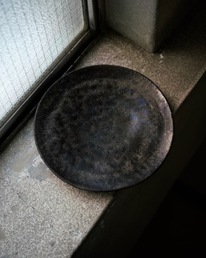 飛騨鉄釉6寸皿 / 市川恵大