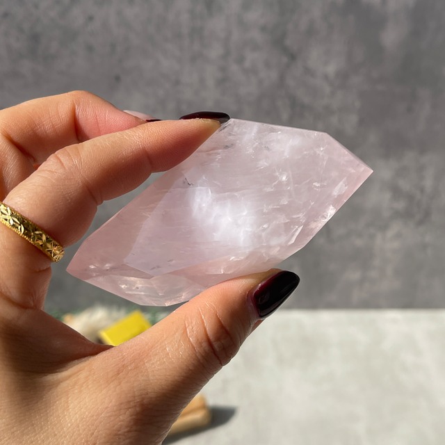 ブラジル・バイーア州産 ローズクォーツ ポリッシュポイント｜握れるサイズ｜淡いピンクの天然石