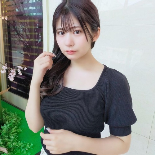 スクエアネック　パフスリーブ　五分袖　ブラック　アイボリー　ライトブルー