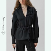 夜更けの花が息づく影：ブラックVネックシャツ《XU0262》