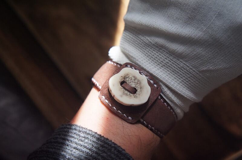 マヤベリーのレザーバングル【鹿角】【ダークブラウン】｜手作り革財布