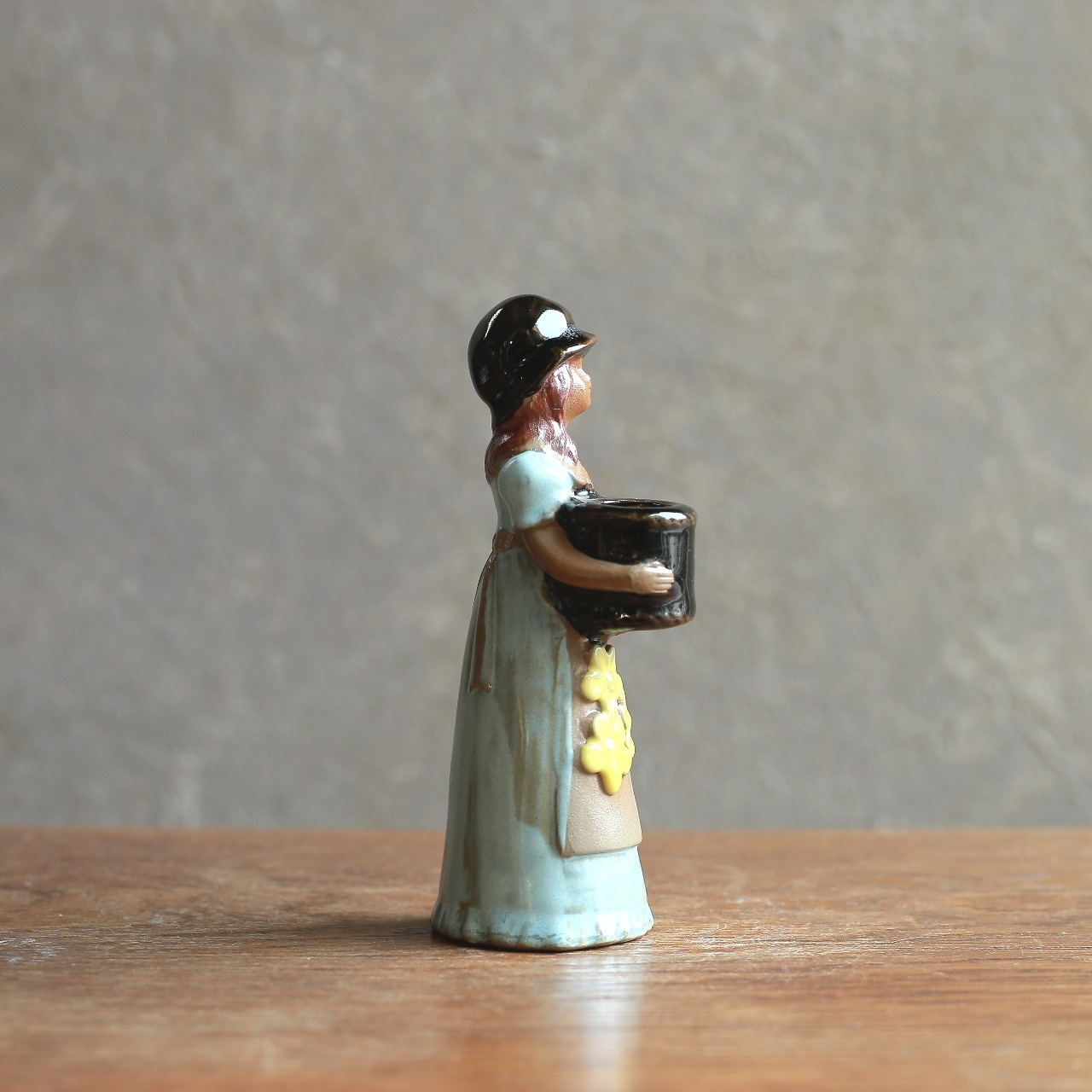 黄色いお花がかわいい、青いドレスのフラワーベース