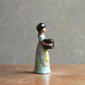 黄色いお花がかわいい、青いドレスのフラワーベース