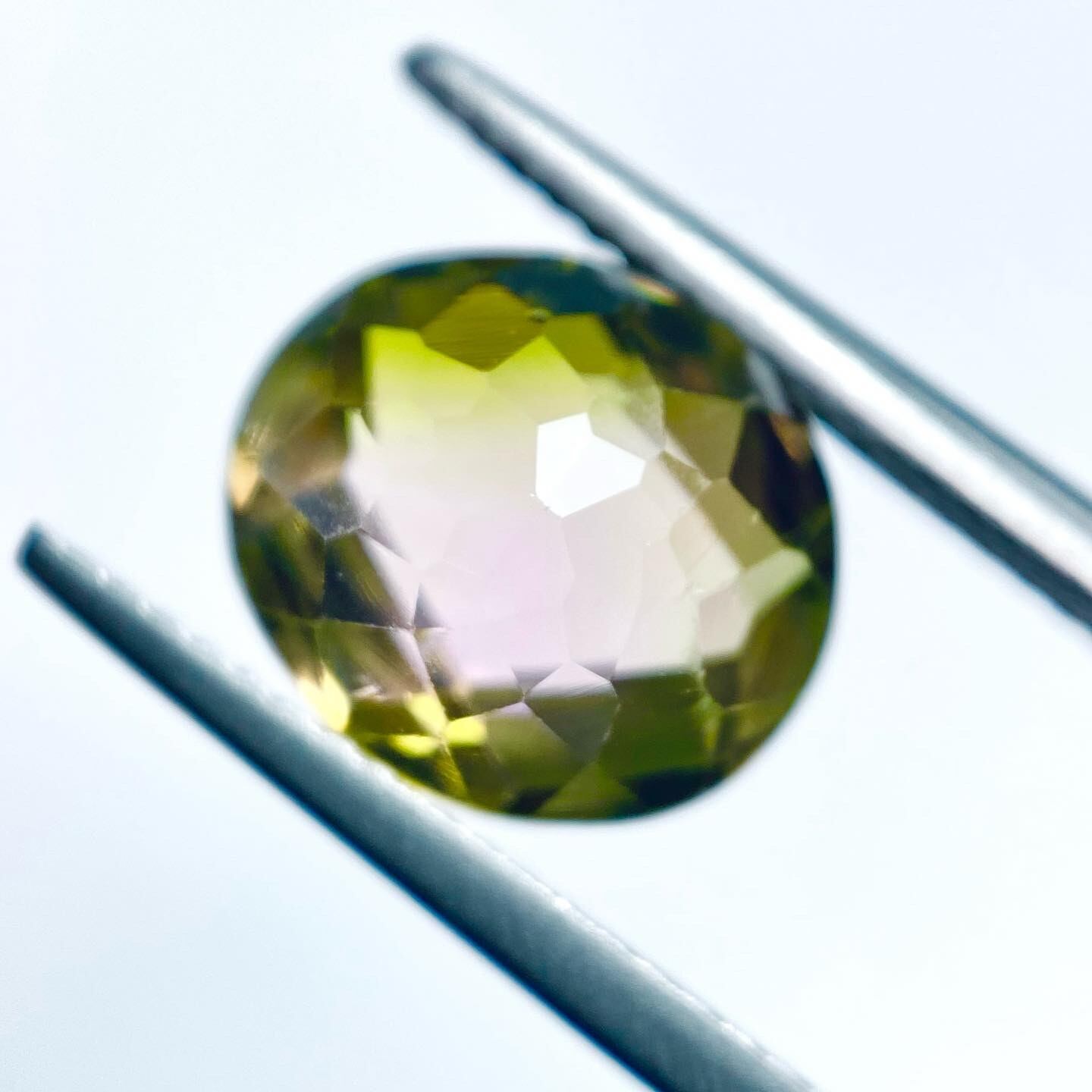 色の広がり、カットの個性的なスイカトルマリン