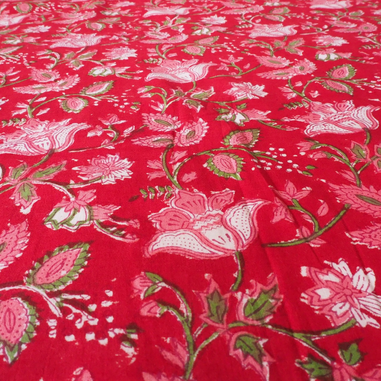 ブロックプリント生地【50cm単位】インド綿  花柄 赤×ピンク #26861-RD1