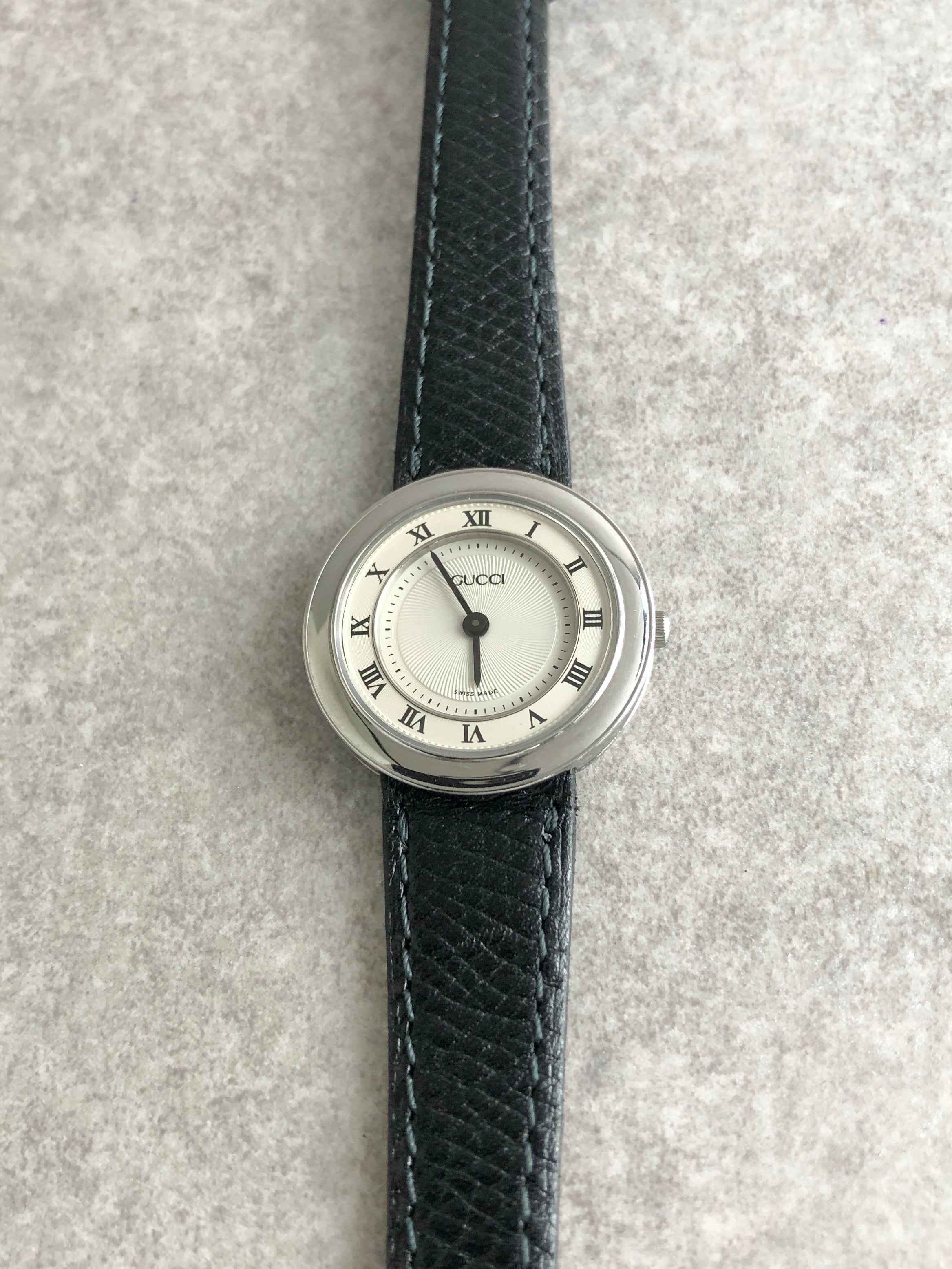 GUCCI アナログクォーツ腕時計 シルバー/ブラック GUCCI グッチ 腕時計 シルバー×ブラック ローマ文字 レザー クォーツ