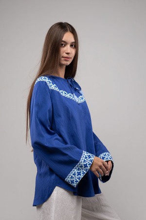 ウクライナ刺繍ヴィシヴァンカ クロスステッチ　手刺繍　ブラウス　麻　レディース・フリーサイズ