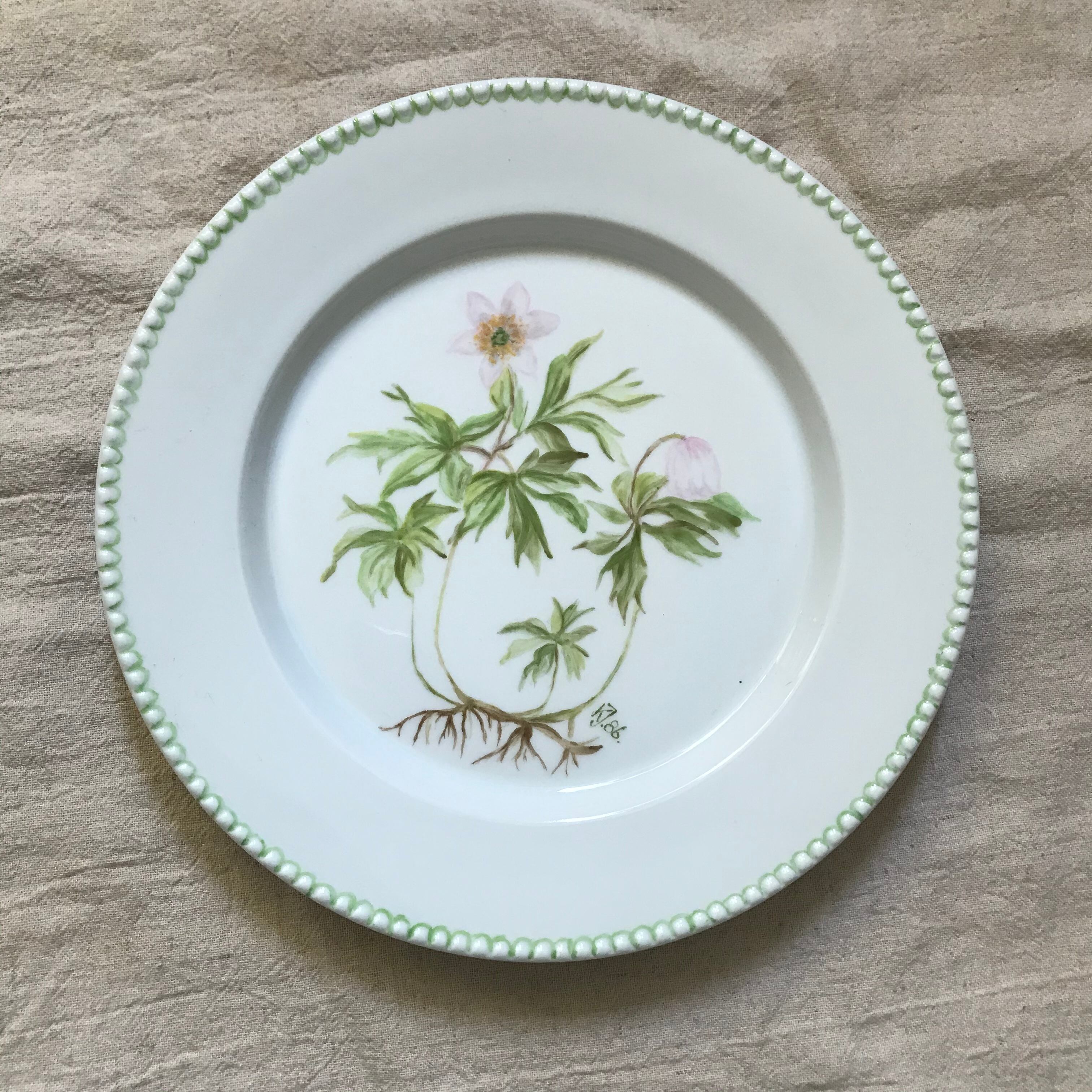 手描きの花模様のプレート