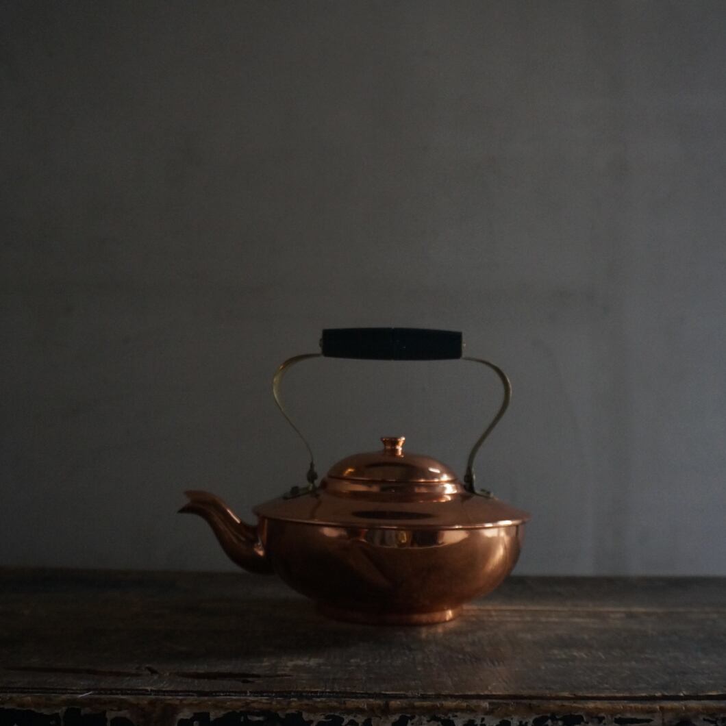 銅のとても古い小ぶりの薬缶、急須、水差しです 銅のとても古い小ぶりの薬缶、急須、水差しです 銅のとても古い