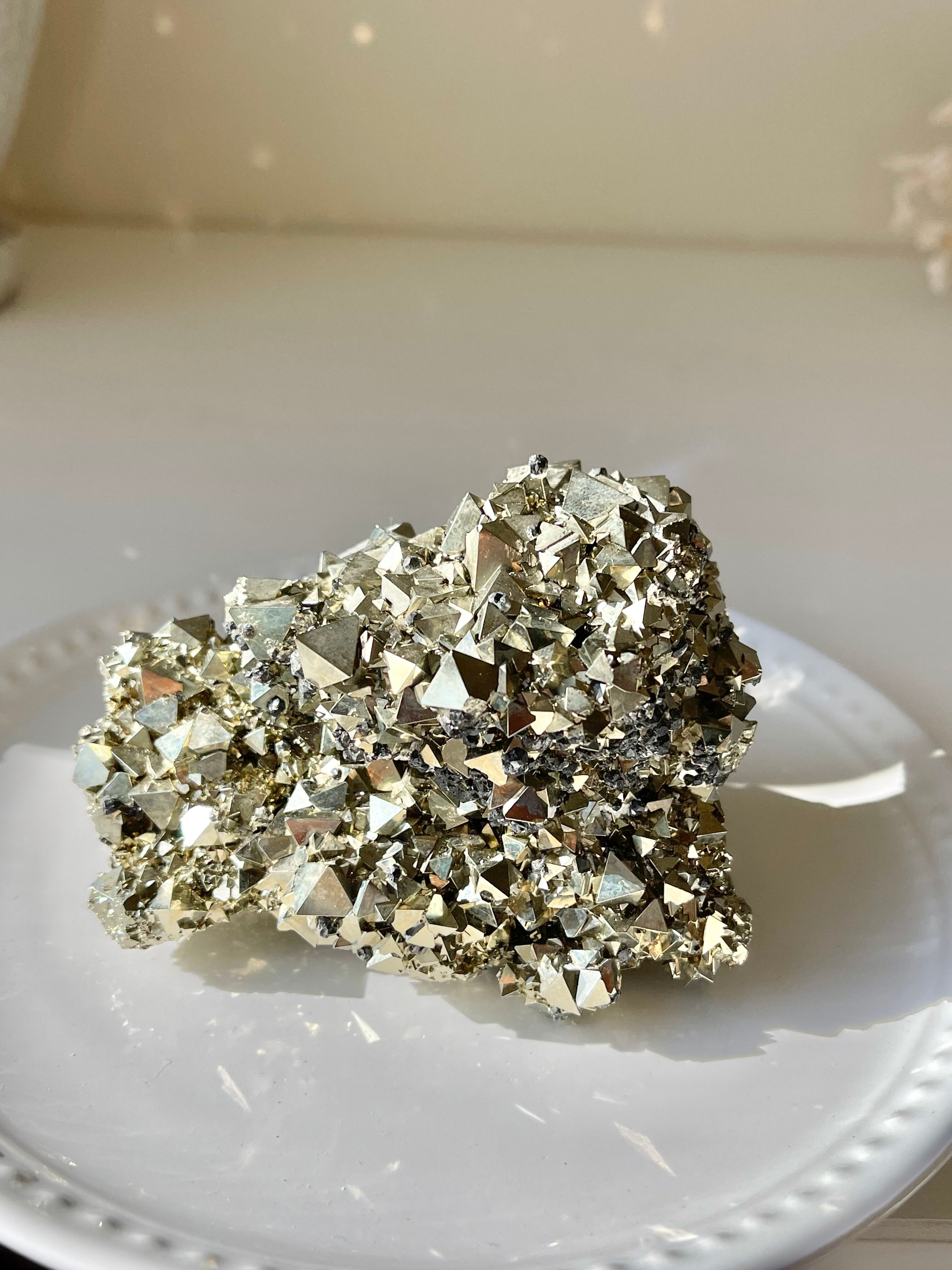 ペルー産　レア‼️8面体結晶巨大パイライトクラスター